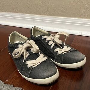 Taos shoes size 7.5